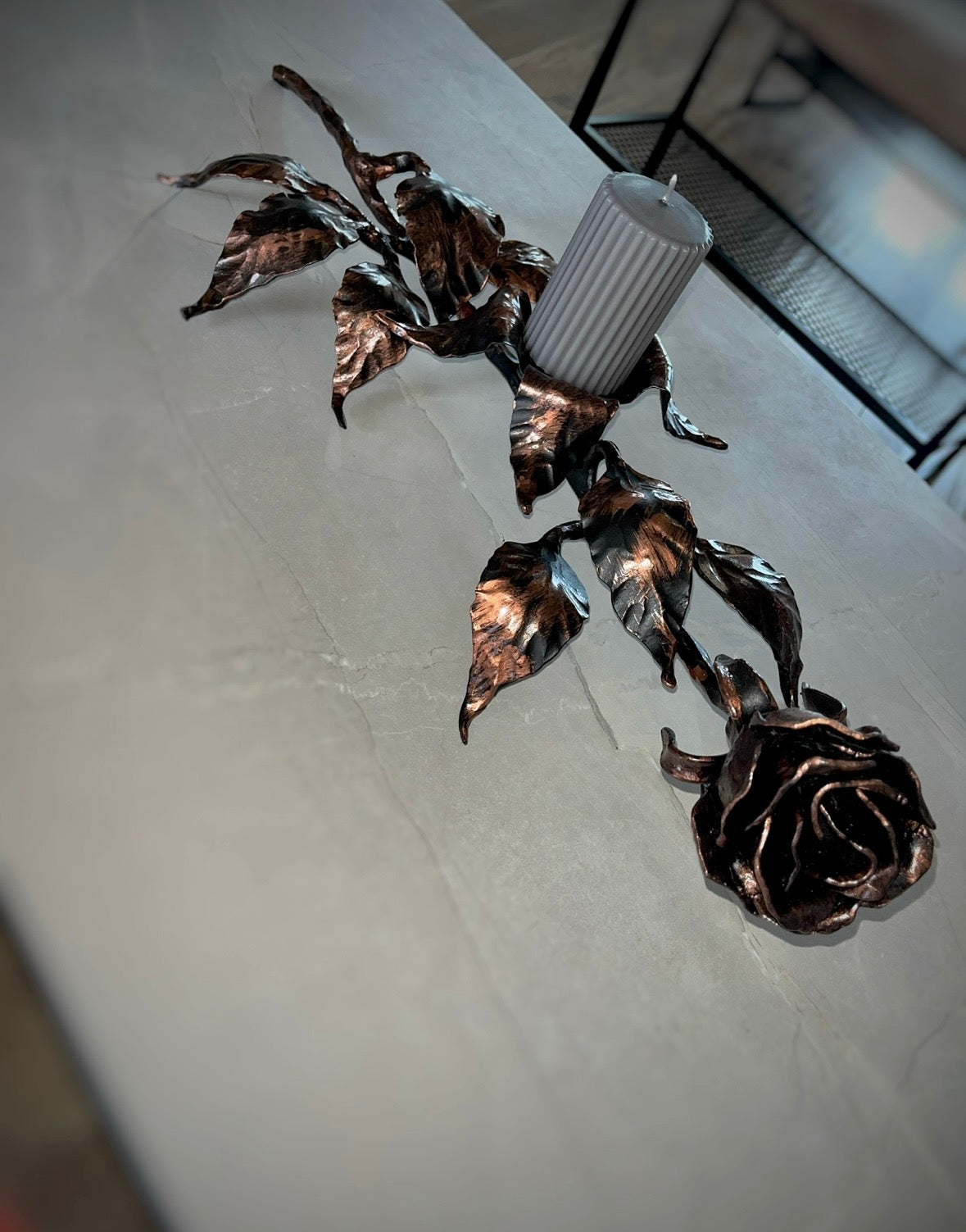 Kalviška stalo dekoracija - žvakidė rožė