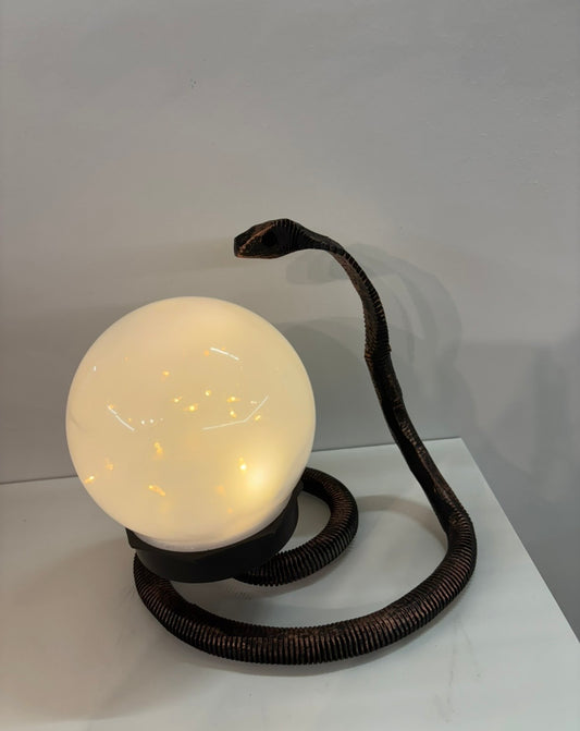 Metalinė dekoracija gyvatė - lempa